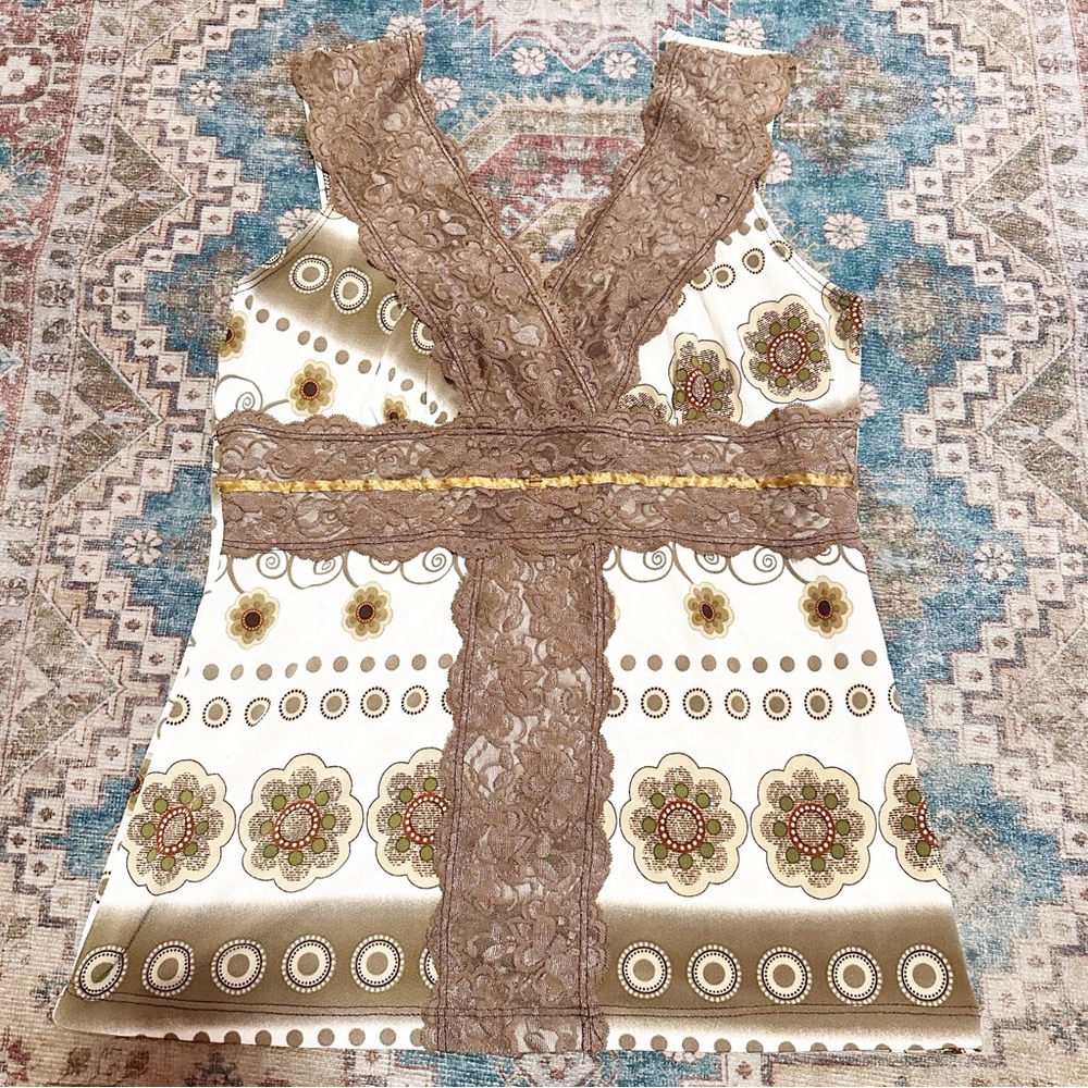 Y2K Brown and cream floral lace top with a V-neck and lace trim - Picture 3 of 7